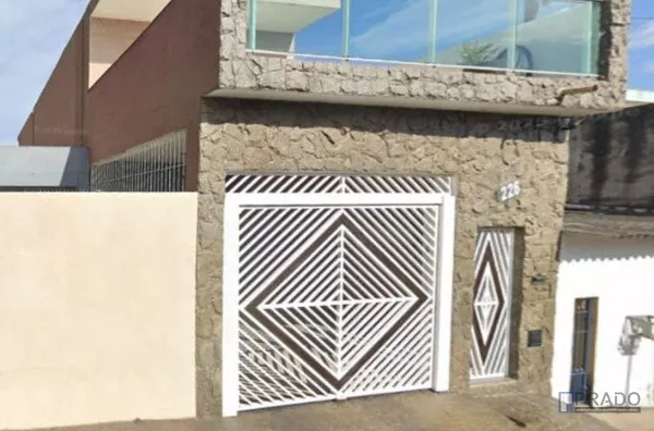 Sobrado para LOCAÇÃO no bairro CASA BRANCA em SUZANO de 183m² de área construída, com 3 dormitório (sendo 1 suíte com sacada), 2 vagas de garagem cobertas portão automático, Segue mais informações abaixo na descrição.