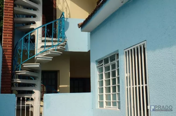 Terreno 7x23= Casa da frente tem 82,90 m² com 2 dormitórios, sala, cozinha, banheiro, área de serviço e 1 vaga;  Sobrado triplex nos fundos com 94,40 m² e 2 dormitórios, sala, cozinha, 3 banheiros, 2 dispensas, edícula com churrasqueira, terraço amplo e v