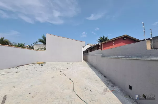 Villagio de 4 casas ( 55m cada) - 2 quartos( 1 suíte), sala, cozinha, banheiro,     1 vaga - quintal, imovel novo.