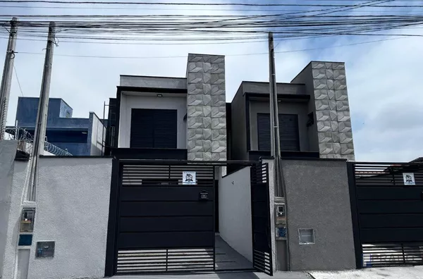 Venda de Sobrado JD. Universo à 100m da Av Thruller, 3 dorms sendo 1 suíte com closet, piso porcelanato polido ( sala, cozinha), piso laminado nos quartos,  lavabo, lavanderia, quintal enorme, churrasqueira Gourmet, 2 vagas Portão automático.