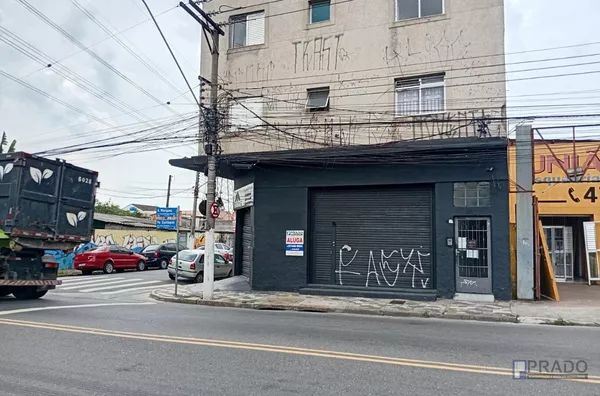 Salão de esquina Antônio Marques Figueira e R:Padre Eustáquio, 270metros, pé direito de 4 metros.