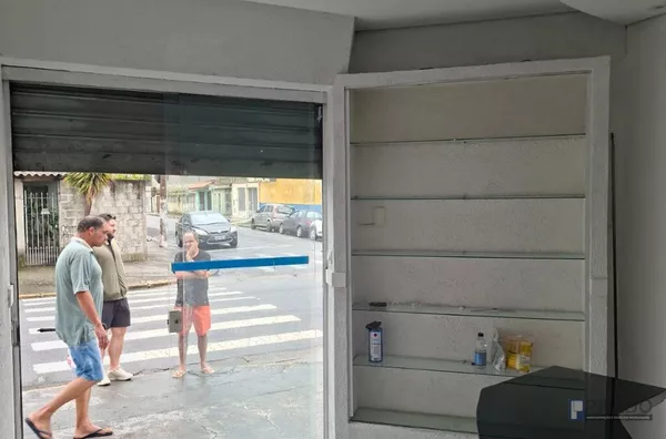 Locação Salão de Esquina na Av: Brasília em Suzano Próximo ao Supermercado Nagumo, 60m2: 10 de Frente por 6 de Fundos, Recepção, Escritório, 1 Sala e um WC, pode aproveitar Fachada;  R$ 2.200,00 + IPTU. - Foto 10
