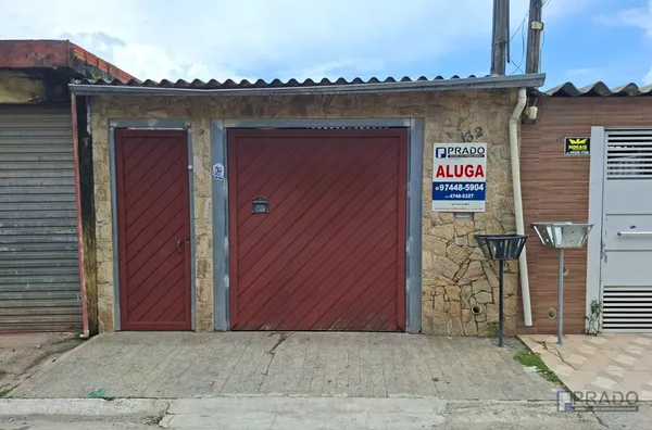 Casa Para Locação Casa Branca em Suzano - SP, 2 quartos sendo 1 suite, sala bem grande, Banheiro social, Cozinha com balcão, Área gourmet, Lavanderia grande, Um salão grande do lado de cima da casa, Garagem pra 2 carros pequenos com portão automático: