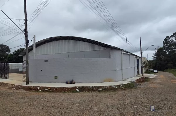 Galpão Para Locação ou Venda na Vila Barros em Suzano-SP: Galpão 700 m² + mezanino 15,00x6,00 = 90,00 m²; Terreno de 25,00 x 40,00 = 1.000,00 m², Segue mais informações abaixo na descrição: