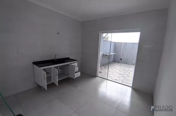 Sobrado de 2 dorms (2 suítes), sala, cozinha, lavabo, lavanderia coberta, quintal enorme, 2 vagas portão automático.