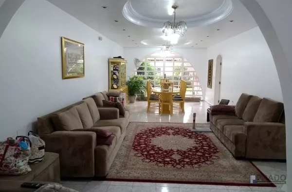 SOBRADO COM SALA 2 AMBIENTES, SALA DE JANTAR, COPA E COZINHA AMPLAS, 3 SUÍTES SENDO 2 COM HIDRO, 2 HALLS AMPLOS, TERRAÇOS GRANDES, 2 VAGAS COBERTAS , EDÍCULA COM 1 DORMTIÓRIO, COZINHA E BANHEIRO, LAVANDERIA, JARDIM, CHURRASQUEIRA, SISTEMA DE AQUEC