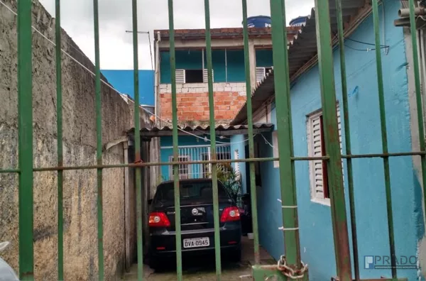 SOBRADO NOS FUNDOS COM 2 DORMITÓRIOS, SALA, COZINHA, 1 WC, ÁREA DE SERVIÇO, COM LAJE,    E NA FRENTE OUTRA CASA DE TELHA COM 2DORMS. COZINHA, BANHEIRO E 3 VAGAS, TERRENO DE 200 METROS FRENTE 7 X 28,5.  