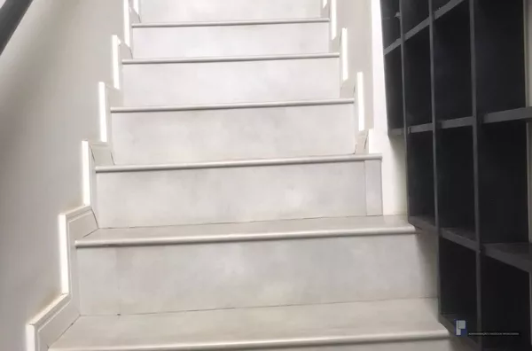 ESCADA REVESTIDA EM LAMINADO