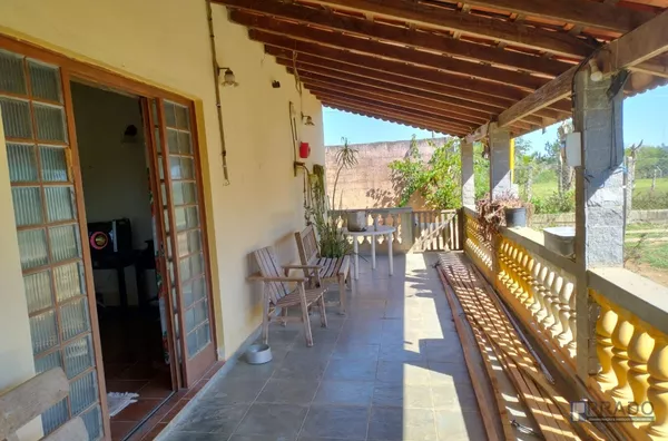  Venda de linda Chácara em Biritiba Mirim 4.200m²: Casa toda de laje, com sala enorme, 4 dormitórios sendo 2 suítes 1 delas com banheira, Piscina Grande, Campo de Futebol com Iluminação, próximo da Cidade e Local Fácil Acesso...