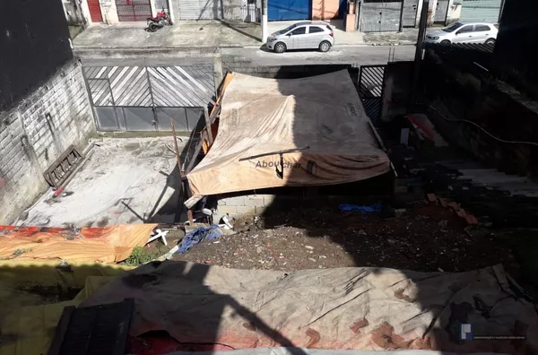 Casa Jd. Varan com 3 dorms sendo um deles no terreo, Sala, Cozinha, Banheiro, varanda, vaga para 4 carros, terreno 12x25, próximo a vários comércios. 