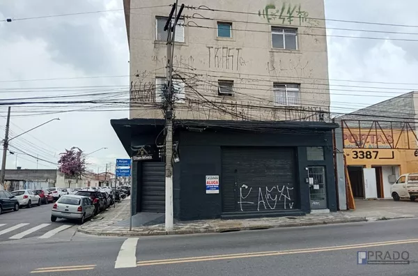 Salão de esquina Antônio Marques Figueira e R:Padre Eustáquio, 270metros, pé direito de 4 metros.