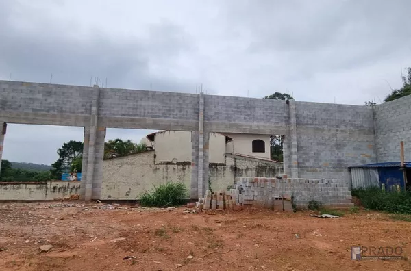 Galpão Para Locação ou Venda: 700 m² + mezanino 15,00x6,00 = 90,00 m²; Terreno de 25,00 x 40,00 = 1.000,00 m².