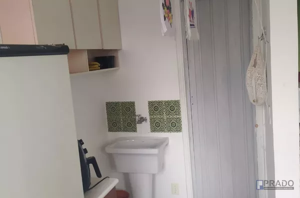 Excelente apartamento Alto Padrão com 85m² sala para dois ambientes sacada, cozinha com armários planejados, 02 dormitórios + dependência de wc , 01 banheiro social, 01 vaga de garagem. 200metros da praia pé na areia, aceita permuta de 285 mil o restante 