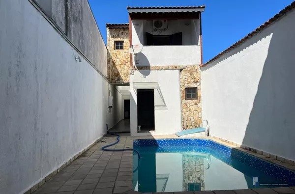 VENDA SOBRADO COM PISCINA, AO LADO DO SHOPPING, OPORTUNIDADE UNICA,   3 DORMITÓRIOS, SENDO 3 SUITES UMA COM GUARDA ROUPA EMBUTIDO E AR CONDICIONADO, COZINHA GRANDE, SALA DOIS AMBIENTES COM LAVABO, PISCINA GRANDE, 1 VAGA DE GARAGEM COBERTA E PORTÃO AUTOMÁT