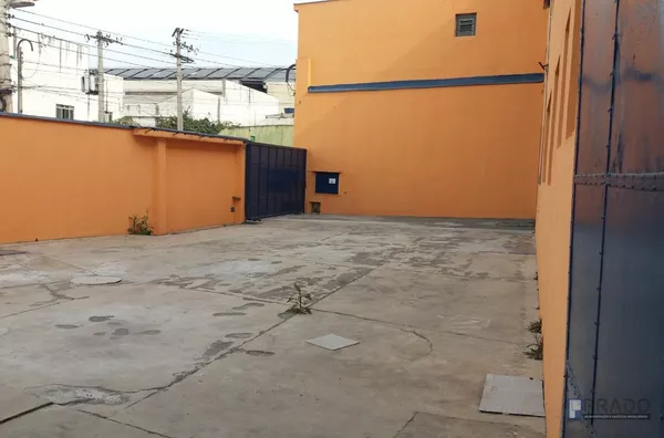 Ótimo galpão reformado para locação de 1.200m² em Ferraz de Vasconcelos - SP, mais detalhes na descrição abaixo: