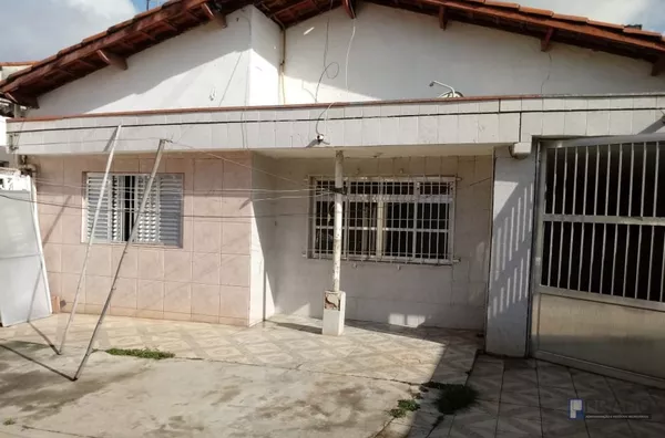 CASA PARA  VENDA:   SENDO: 2DORMS, SALA, COZINHA E COPA, LAVANDERIA E 1VAGA COBERTA,  PARA VENDA: O IMOVEL ACIMA E MAIS UM NA FRENTE DE 2COMODOS E BANHEIRO, TERRENO 10 X 25. 