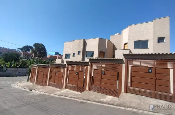 CONJUNTO DE 6 CASAS NOVAS, SENDO 3 NA PARTE TÉRREA E 3 NO 1ANDAR, 3DORMS, SALA E COZINHA TODA NO PORCELANATO, LAVABO E BANHEIRO, 1 VAGA PORTÃO AUTOMÁTICO INDIVIDUAL, SALÃO DE FESTA COM LUZ E ÁGUA INDIVIDUAL QUANDO USAR, CAPTAÇÃO DE ÁGUA DE CHUVA E CAIXA D