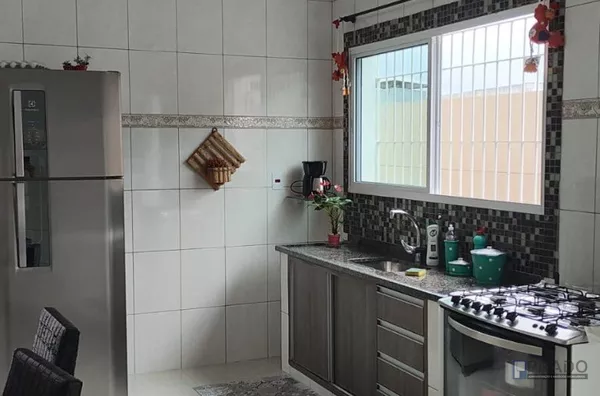 Sobrado para LOCAÇÃO no bairro CASA BRANCA em SUZANO de 183m² de área construída, com 3 dormitório (sendo 1 suíte com sacada), 2 vagas de garagem cobertas portão automático, Segue mais informações abaixo na descrição.