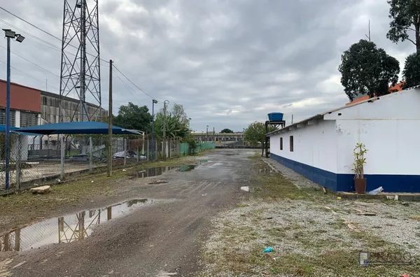 Locação de Terreno Com 2.000 m2, com 2 Galpões de madeira que somando geram 480m2 onde um deles serviu como alojamento outro serviu como escritórios (Se necessário pode ser retirado os Galpões), Próximo estação CPTM de Suzano-SP.