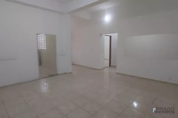 Casa Térrea para Locação ao lado Esfiharia ABI com 2dorms, Sala, Cozinha, Banheiro, 1 Vaga de Garagem, 110m2 de Construção, agende sua Visita ainda Hoje. 