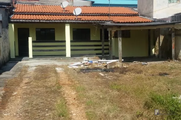 Casa no fundo,  terreno de 10x25 todo murado, com portão automático, Varanda grande, cozinha, sala, dorm com banheiro, Próximo ao Nagumo e Av: Brasilia na Vila Amorim, 15 minutos a pé até estação. 