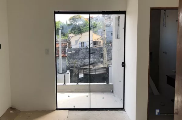  Sobrado Vila Lavinia - LINDO NOVO - FASE DE ACABAMENTO*  Área construída 100m.  terreno 5x36   3 dorms (1 suítes)piso laminado em toda área superior, sala e cozinha ( conceito aberto), lavabo, lavanderia coberta, quintal enorme com paisagismo ( espaço pa