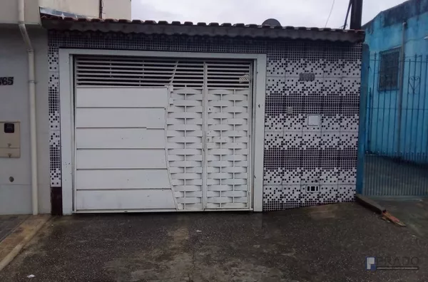Casa Térrea: 3 dormitórios, Sala, Cozinha, Área gourmet com churrasqueira e fogão a lenha, Vaga para dois carros portão automático, com estrutura boa para sobrado.