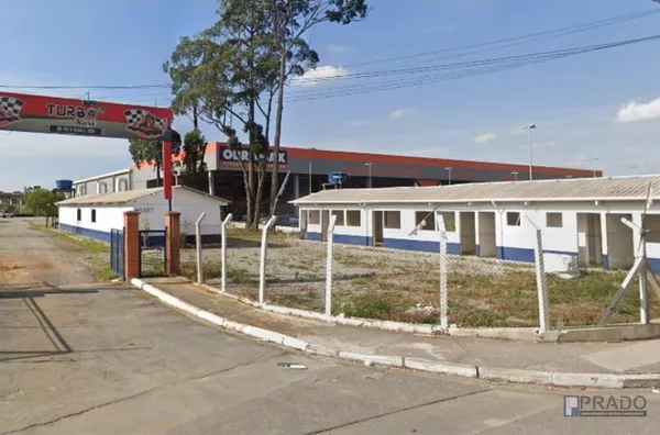 Locação de Terreno Com 2.000 m2, com 2 Galpões de madeira que somando geram 480m2 onde um deles serviu como alojamento outro serviu como escritórios (Se necessário pode ser retirado os Galpões), Próximo estação CPTM de Suzano-SP.