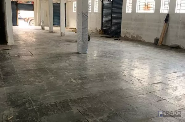 Salão de esquina Antônio Marques Figueira e R:Padre Eustáquio, 270metros, pé direito de 4 metros.