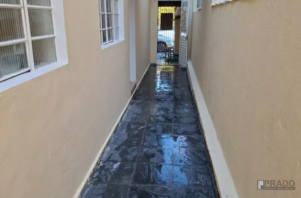CASA TÊRREA P/ LOCAÇÃO NA VILA FIGUEIRA EM SUZANO PRÓXIMO AO CENTRO E CPTM COM 2 DORMITÓRIOS, SALA, COZINHA, QUARTINHO NO FUNDO, LAVANDERIA E 2 VAGAS COBERTAS, SEGUE MAIS INFORMAÇÕES NA DESCRIÇÃO ABAIXO: