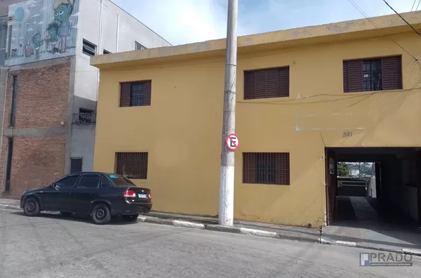 Sobrado de 338m² com 3 suítes em Poá