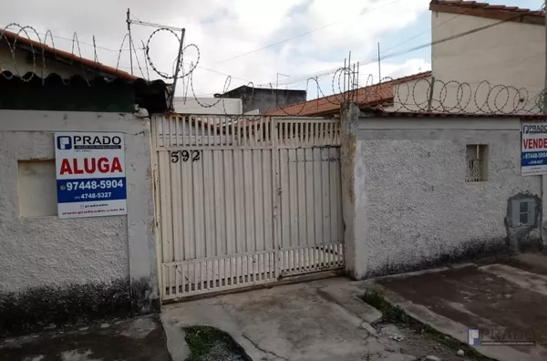 CASA PARA  VENDA:   SENDO: 2DORMS, SALA, COZINHA E COPA, LAVANDERIA E 1VAGA COBERTA,  PARA VENDA: O IMOVEL ACIMA E MAIS UM NA FRENTE DE 2COMODOS E BANHEIRO, TERRENO 10 X 25. 
