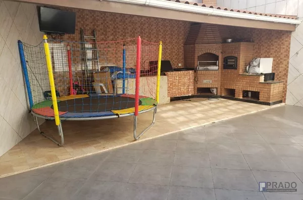 CASA MÉDIO ALTO PADRÃO CAMBIRI FERRAZ DE VASCONCELOS, 4DORMS SENDO UM DELES COM SUITE E VARANDA, 2 SALAS SENDO UMA DE TV E OUTRA DE JANTAR, MOVEIS PLANEJADOS NA COZINHA, LAVANDERIA, CHURRASQUEIRA E QUINTAL, GARAGEM 2 CARROS CABE MAIS NO CORREDOR, 2 PORTÕE