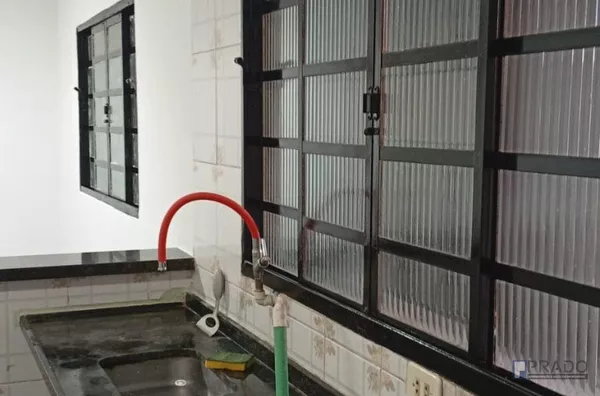 Casa no fundo,  terreno de 10x25 todo murado, com portão automático, Varanda grande, cozinha, sala, dorm com banheiro, Próximo ao Nagumo e Av: Brasilia na Vila Amorim, 15 minutos a pé até estação. 