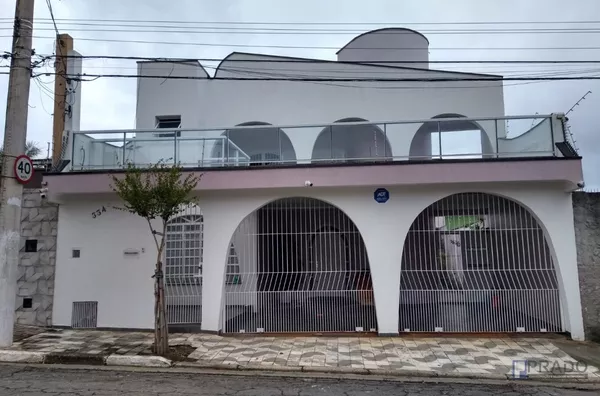 SOBRADO COM SALA 2 AMBIENTES, SALA DE JANTAR, COPA E COZINHA AMPLAS, 3 SUÍTES SENDO 2 COM HIDRO, 2 HALLS AMPLOS, TERRAÇOS GRANDES, 2 VAGAS COBERTAS , EDÍCULA COM 1 DORMTIÓRIO, COZINHA E BANHEIRO, LAVANDERIA, JARDIM, CHURRASQUEIRA, SISTEMA DE AQUEC