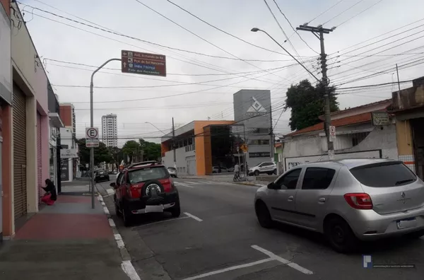 SALÃO COMERCIAL NA RUA BENJAMIN CONSTANT COM 40M² E UM BANHEIRO - PRÓXIMO MOGIDONTO.