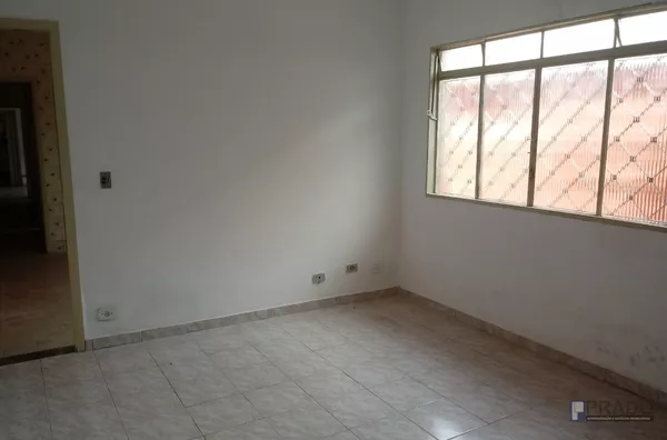 CASA PARA VENDA  NA ÁREA CENTRAL DE SUZANO COM 3 DORMITÓRIOS(1SUITE), SALA, COZINHA, 1 WC, ÁREA DE SERVIÇO, 2 VAGAS DE GARAGEM , A 5 MINUTOS DA ESTAÇÃO