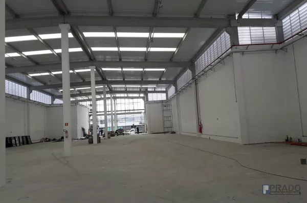 GALPÃO NOVO NO CORAÇÃO DE SUZANO 1.800 METROS, PÉ DIREITO DE 8 METROS, COM 5 BANHEIROS MASCULINO E 5 BANHEIROS FEMININO, ESCRITÓRIO, ESTACIONAMENTO COM 40 VAGAS DE CARRO ENTRADA PELA R:MIRAMBAVA E OUTRA ENTRADA NA MONSENHOR NUNO,  GALPÃO FICA NO MIOLO DE 