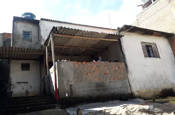 Casa Jd. Varan com 3 dorms sendo um deles no terreo, Sala, Cozinha, Banheiro, varanda, vaga para 4 carros, terreno 12x25, próximo a vários comércios. 