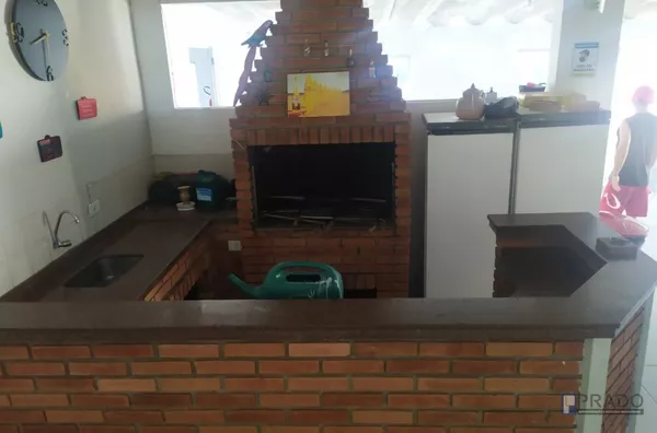Excelente apartamento Alto Padrão com 85m² sala para dois ambientes sacada, cozinha com armários planejados, 02 dormitórios + dependência de wc , 01 banheiro social, 01 vaga de garagem. 200metros da praia pé na areia, aceita permuta de 285 mil o restante 