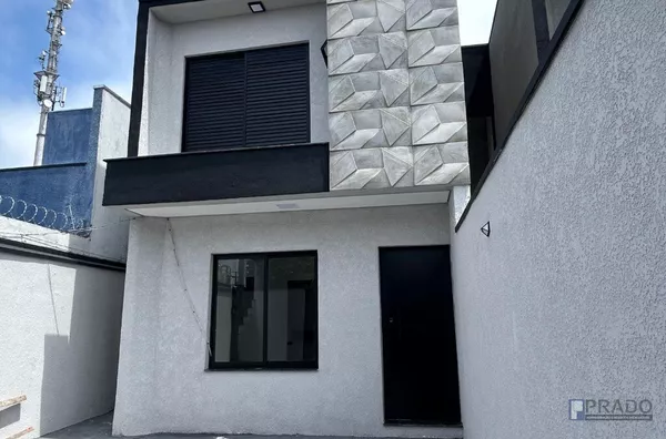 Venda de Sobrado JD. Universo à 100m da Av Thruller, 3 dorms sendo 1 suíte com closet, piso porcelanato polido ( sala, cozinha), piso laminado nos quartos,  lavabo, lavanderia, quintal enorme, churrasqueira Gourmet, 2 vagas Portão automático.