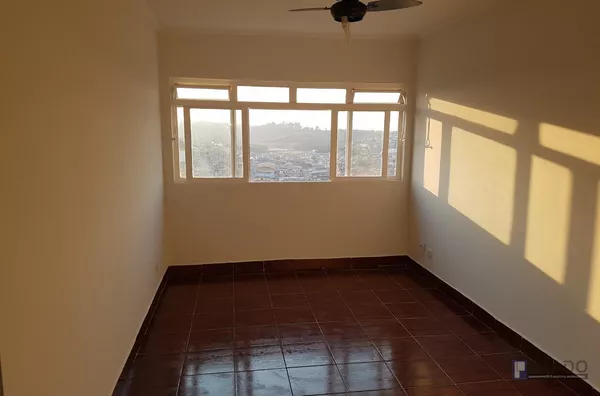 Apto a venda no Edifício Bonini Centro de Poá: 90 M2, 3 quartos 2 banheiros, sala, cozinha, área de serviço, garagem demarcada para 1 carro, o apartamento fica localizado no 12º andar.