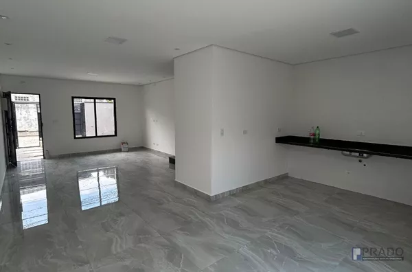 Venda de Sobrado JD. Universo à 100m da Av Thruller, 3 dorms sendo 1 suíte com closet, piso porcelanato polido ( sala, cozinha), piso laminado nos quartos,  lavabo, lavanderia, quintal enorme, churrasqueira Gourmet, 2 vagas Portão automático.