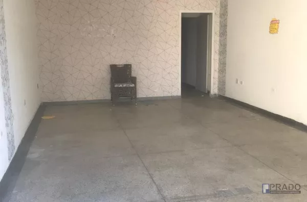 Salão comercial localizado no centro