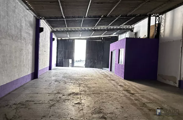 Salão para Locação com 2 frentes Rua Alfredo Batista Pizzolato, 71 - Vila Figueira e outra na Marginal do Una em Suzano, 240m², com 1 Escritório e 1 Banheiro.