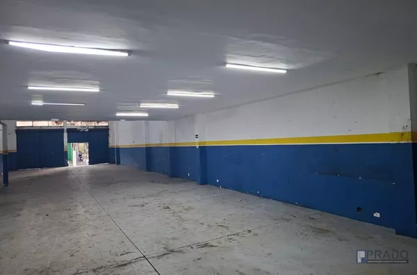 Locação Salão Comercial na Glicério, 320 m² de área construída, terreno 10 x 40 = 400 m², 2 banheiros, depósito, Copa, escritório, 4 metros de pé direito, estacionamento para 3 carros,  uma personalização pintura nas paredes e no chão,  Descrição Abaixo= 