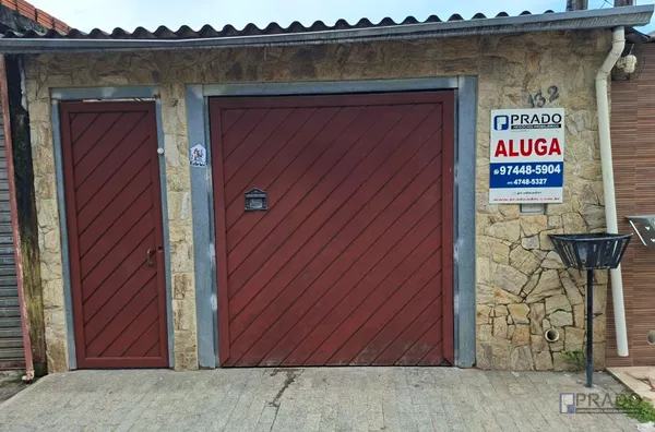 Casa Para Locação Casa Branca em Suzano - SP, 2 quartos sendo 1 suite, sala bem grande, Banheiro social, Cozinha com balcão, Área gourmet, Lavanderia grande, Um salão grande do lado de cima da casa, Garagem pra 2 carros pequenos com portão automático: