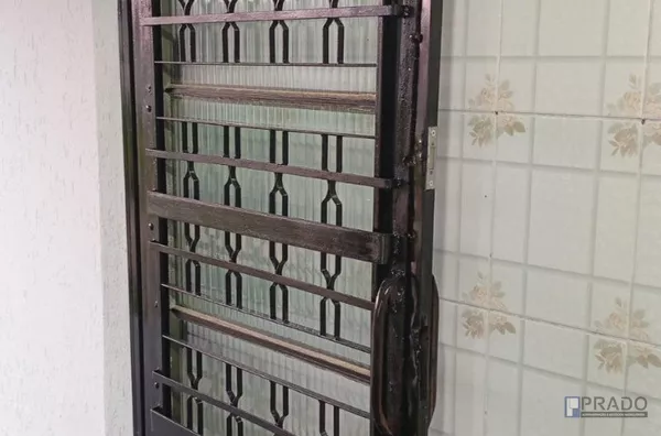 Casa no fundo,  terreno de 10x25 todo murado, com portão automático, Varanda grande, cozinha, sala, dorm com banheiro, Próximo ao Nagumo e Av: Brasilia na Vila Amorim, 15 minutos a pé até estação. 