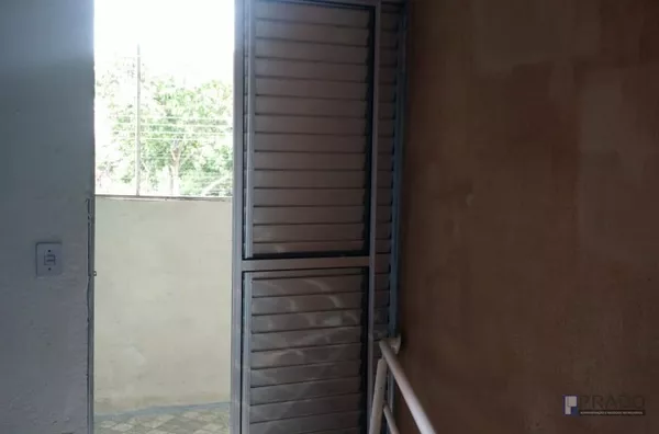 SOBRADO NOS FUNDOS COM 2 DORMITÓRIOS, SALA, COZINHA, 1 WC, ÁREA DE SERVIÇO, COM LAJE,    E NA FRENTE OUTRA CASA DE TELHA COM 2DORMS. COZINHA, BANHEIRO E 3 VAGAS, TERRENO DE 200 METROS FRENTE 7 X 28,5.  