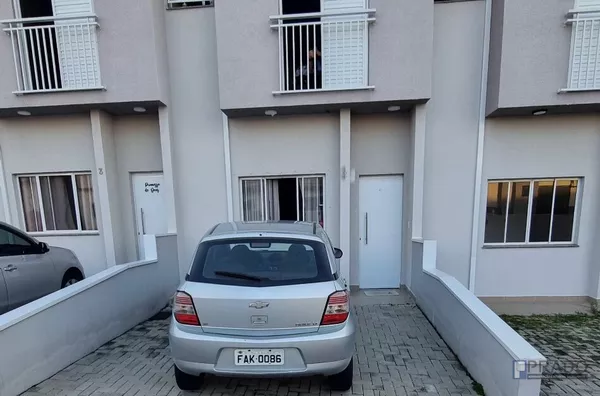 Sobrado de 75m² com 2 suítes e 2 vagas de garagem.